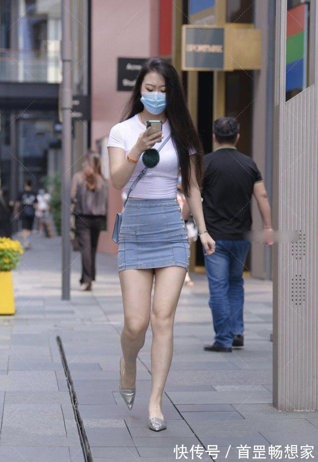 小姐姐 白色短袖搭配浅蓝色修身牛仔裙,青春靓丽,自信大方