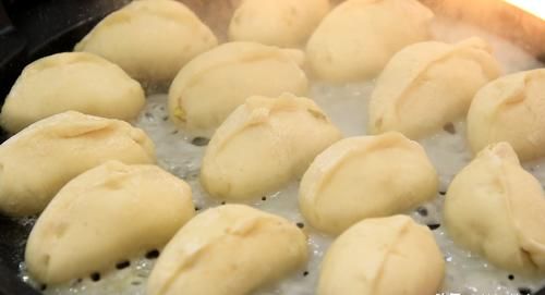 费事|不费事在家做出正宗水煎包，其实不加水更让你酥脆鲜香流口水