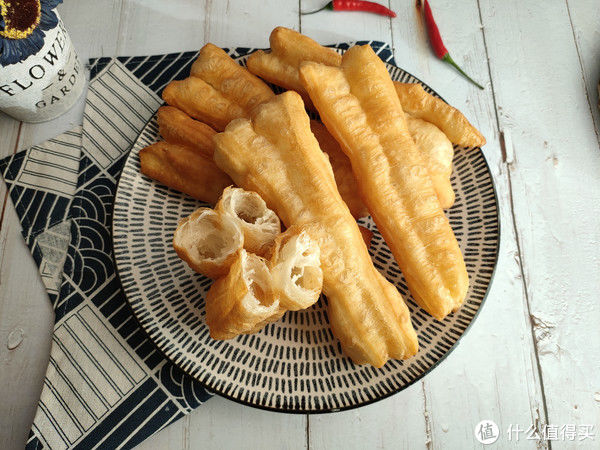 炸油条，用酵母粉就错了，教你正确配方比例，蓬松酥脆、越吃越香