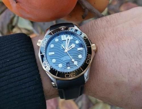 男人要有三块表？欧米茄海马：一块百搭的潜水表足够了