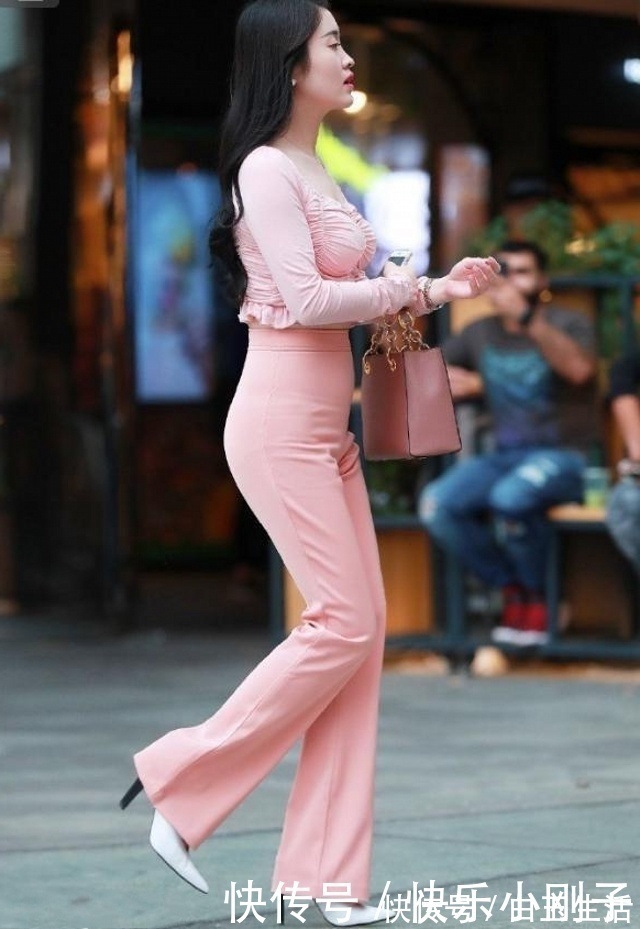 浅色|时尚穿搭,小姐姐大方秀出了香肩锁骨,显得格外的有女人味