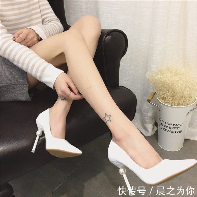 高跟鞋 时尚大方的尖头细跟高跟鞋配上丝袜,轻松显出小蛮腰