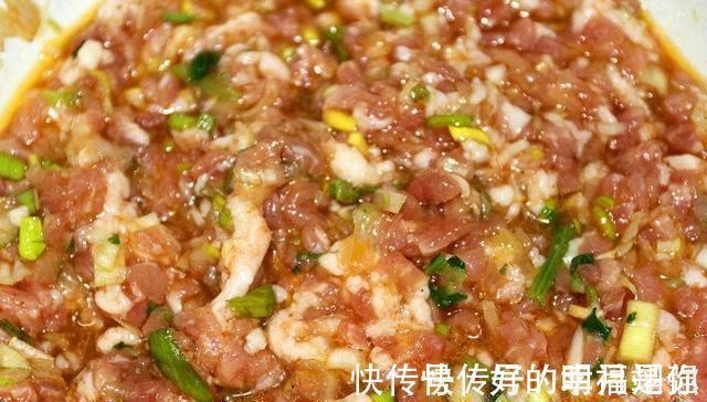 包肉馅饺子时，牢记两点窍门，包出的饺子更鲜更嫩，咬一口忘不掉