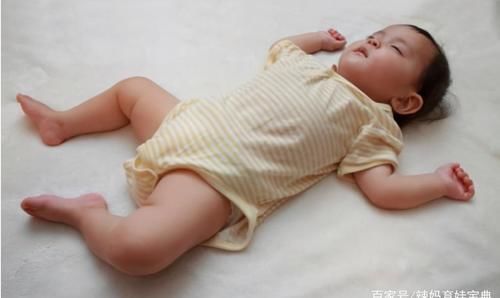 孩子|孩子熟睡后总爱“满床打滚”?背后的原因都在这里,宝妈要当心!
