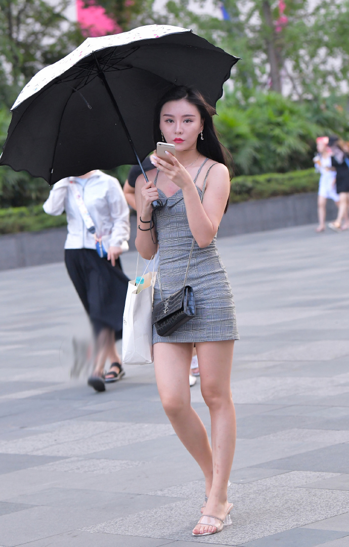 花连衣裙|街拍裙子的设计款式,时髦又显腿长!