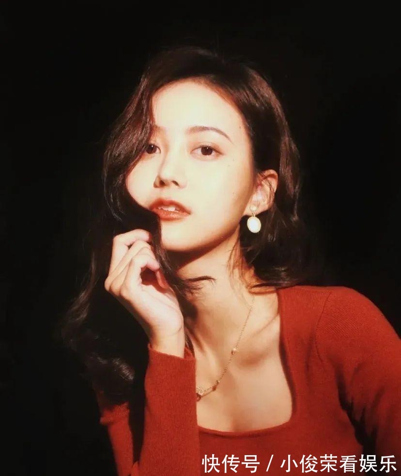 修饰|女人40岁后,别再剪短发了!今夏流行这4种发型,减龄显气质