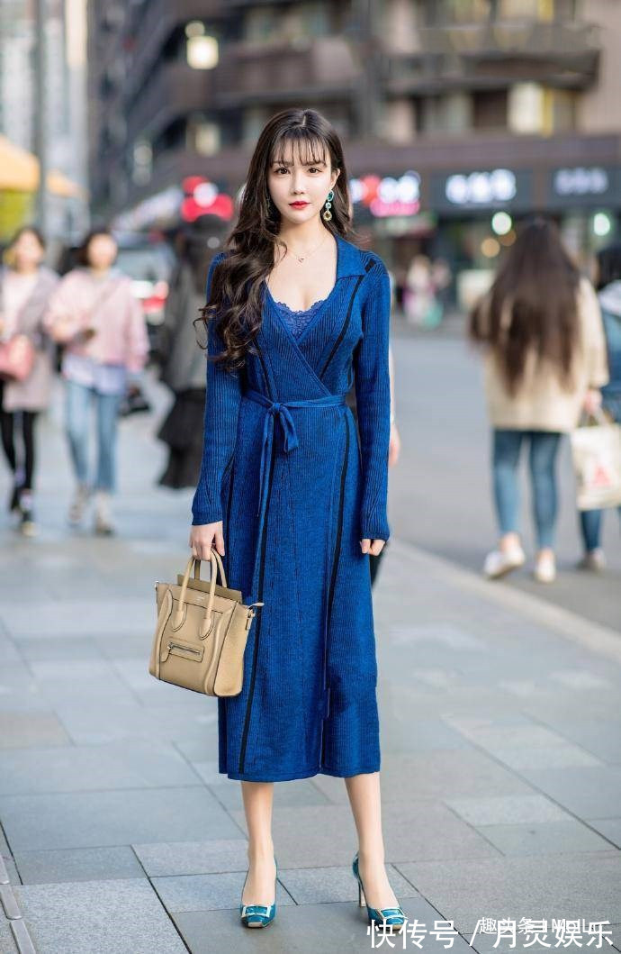 折叠领 身材丰腴的小姐姐,紧身T恤搭配紧身牛仔裤