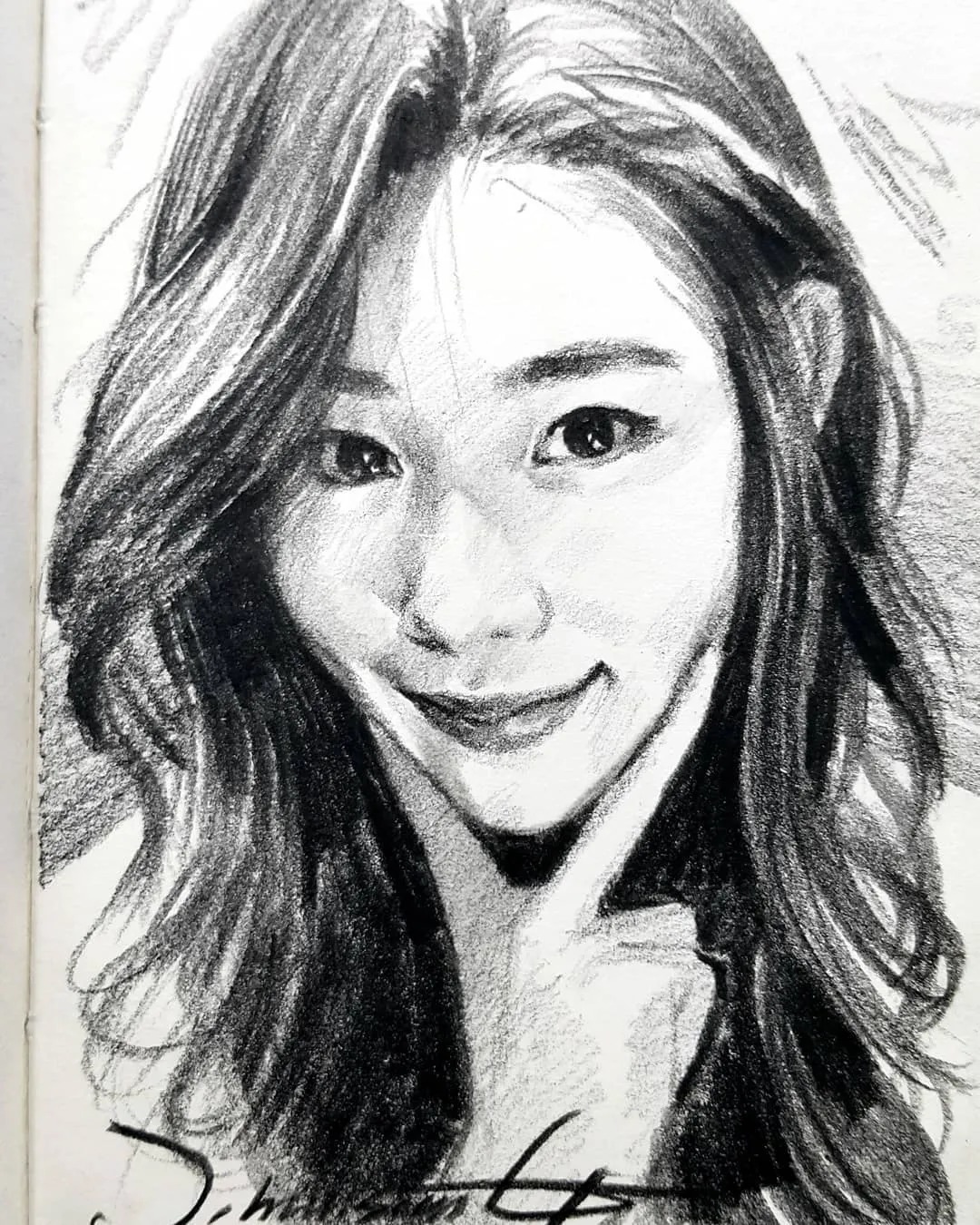 小孩童$画皮画骨难画魂,他用木炭条把肖像画活了