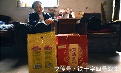 111岁长寿奶奶,喜欢吃花生米,1个月3斤不够,100岁时还能缝扇子