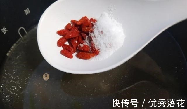 猪心别再炒菜啦,把它煲成汤,清爽可口无腥味,冬季多喝身体好!