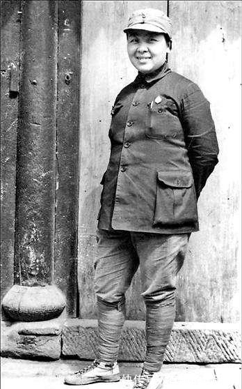 冯雪峰|著名作家丁玲：两男人与她同居，为叛徒在狱中生女，嫁小13岁男友