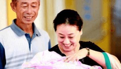 孩子|娃娃出生后只顾着笑,奶奶一巴掌将孩子打哭,医生却夸赞打得对