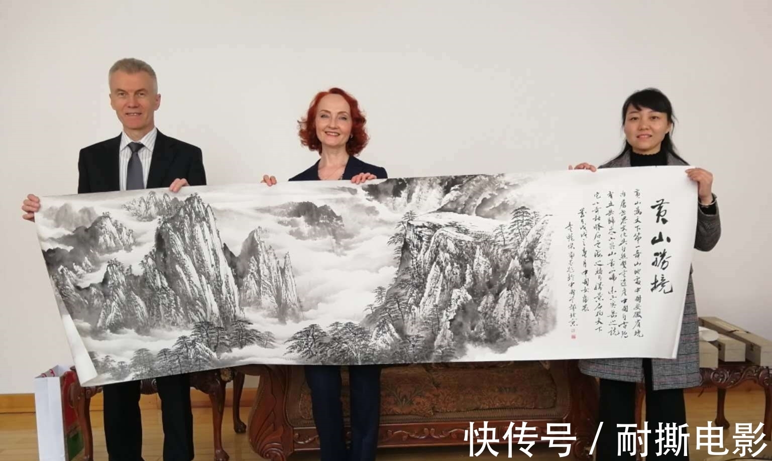 山水画$她的笔墨极具气势,写出山水新皴法