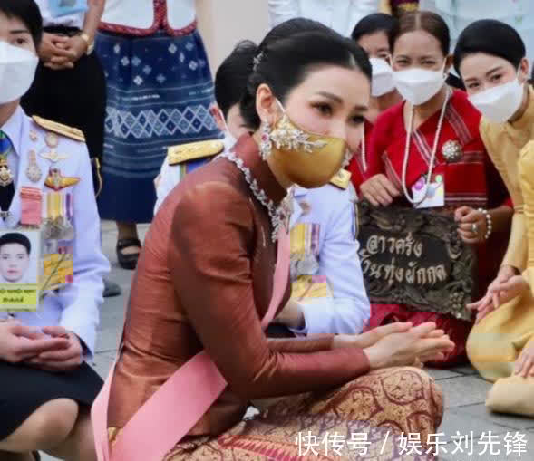 诗妮娜贵妃#诗妮娜仪容仪态减分,行屈膝礼时似“鹌鹑”,不如王后端庄大气