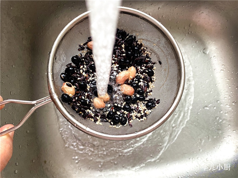 女人要漂亮多喝三黑米糊，做法简单快捷，香浓好喝，补肾乌发又养