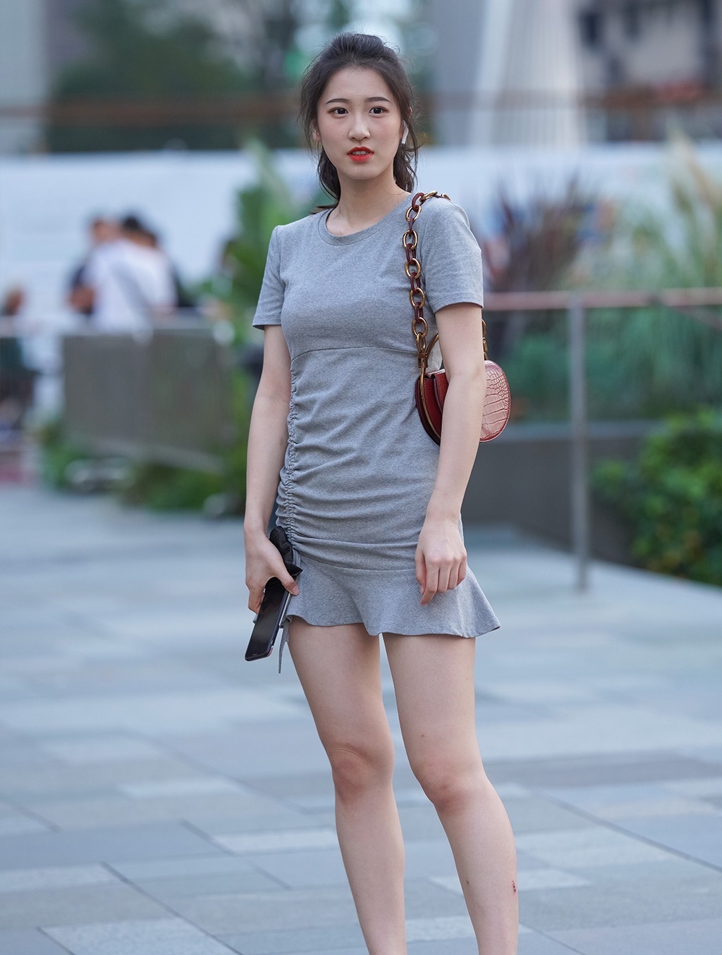 灰色 简单大方的灰色短袖裙，轻松穿出初秋的清新，优雅时尚又美丽