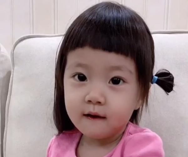 小学生在家被迫剪超短发，眼神让人觉得不寻常，看到发型成型后都懂了