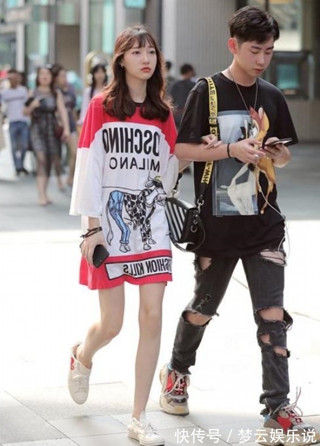 小蛮腰 姑娘黑色无袖背心凸显出纤细的腰身,凸显知性优雅