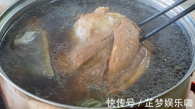 蓉儿|晚餐3斤猪肘子，一锅饭，一家四口吃的满嘴流油，网友：看着都馋