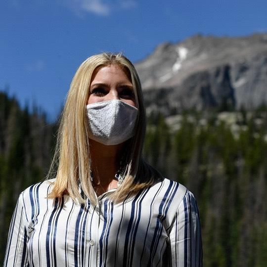 伊万卡气质全开!穿条纹衬衫搭配牛仔裤高贵洋气，意外穿出高级感