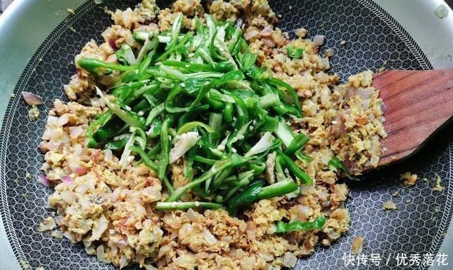 简单|洋葱煎蛋怎么样教你小贴士,简单加一步,炒鸡蛋香下饭