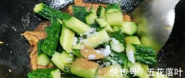 下饭|今天美食,肉炒黄瓜,清脆爽口,黄瓜炒肉是绝配,即营养又下饭!