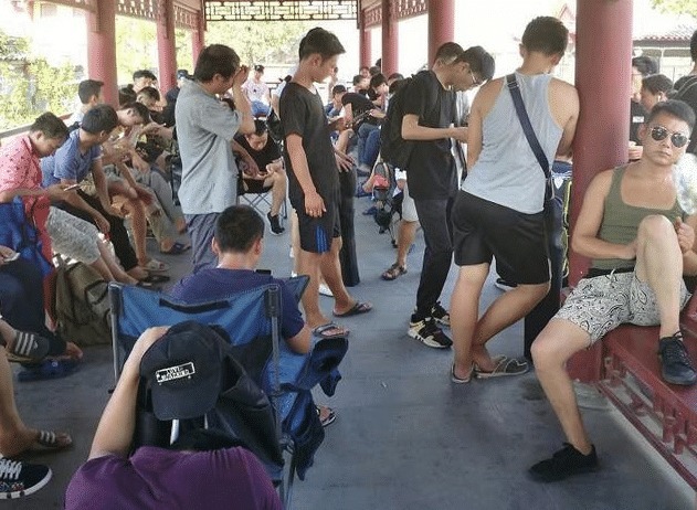 影视基地|横店20万临时演员现状光棍的世界，懒汉的天堂，疯子的乐园