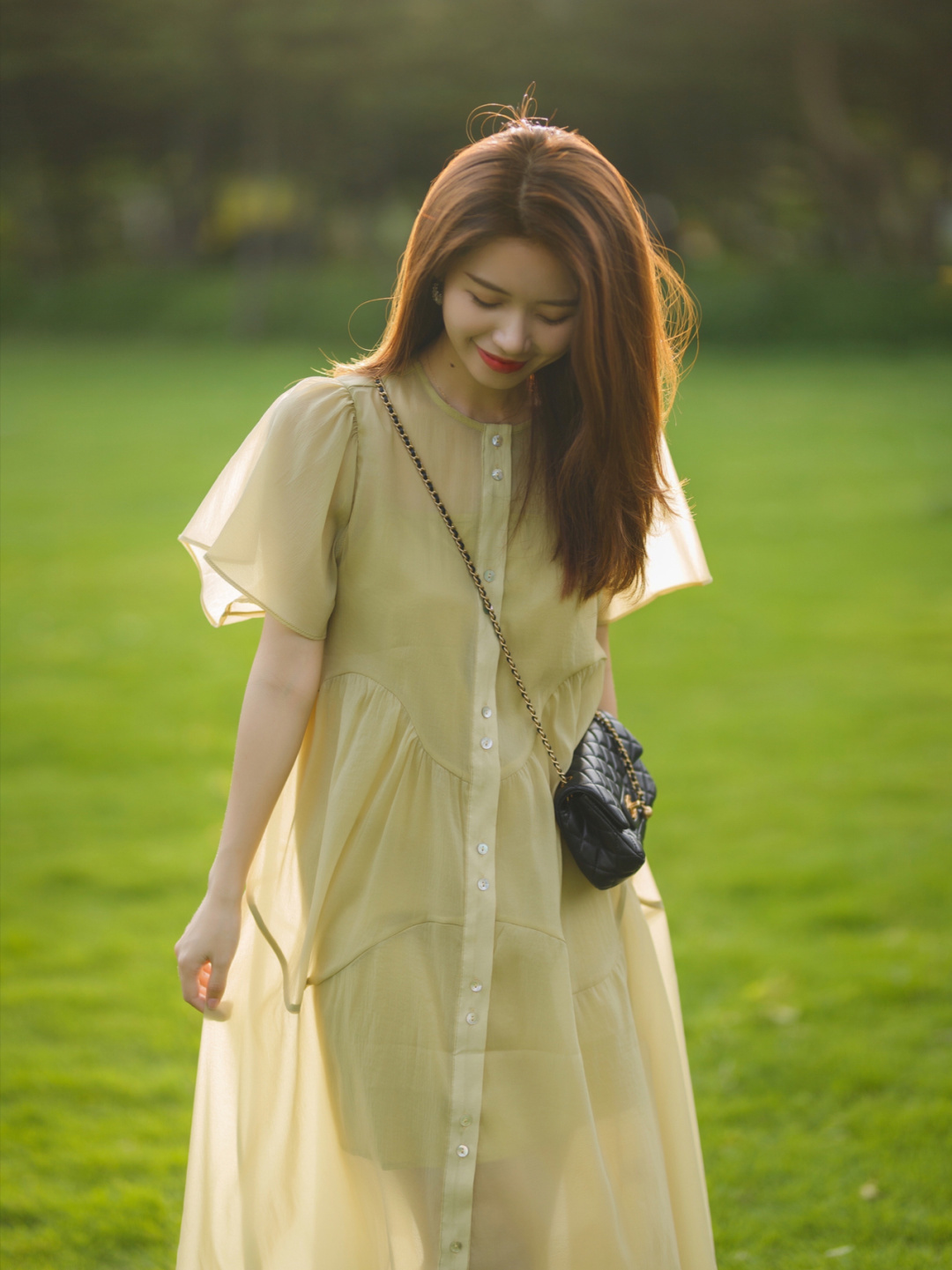 衬衫搭配|都市“精英”女白领都爱这么穿,衬衫搭配半身裙,简约高级又减龄