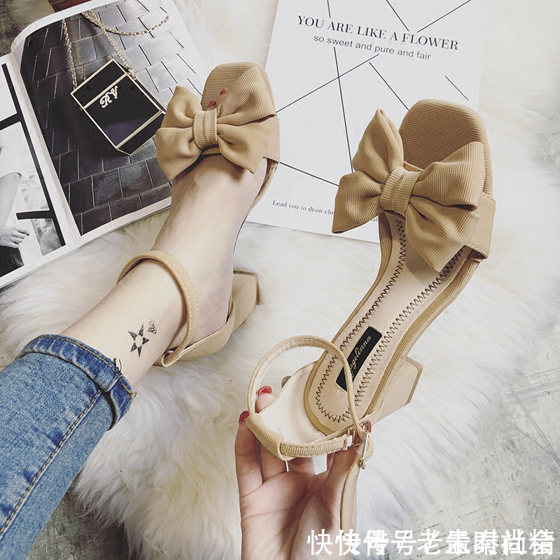 女人出门最吸睛的是鞋子，时尚夏凉鞋，一字扣款式最好穿