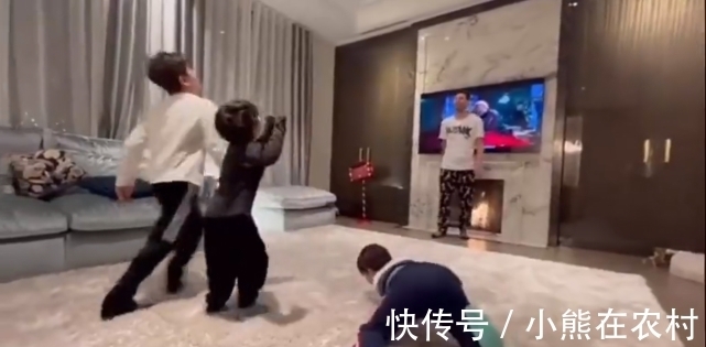 安妞|萌翻！梅西豪宅带仨娃踢球，麻袋凶狠铲飞西罗，招妹抹眼泪找妈妈