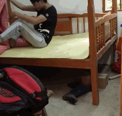 |搞笑GIF：霸气了我的姐 这辈子见过最拉风的走路姿势