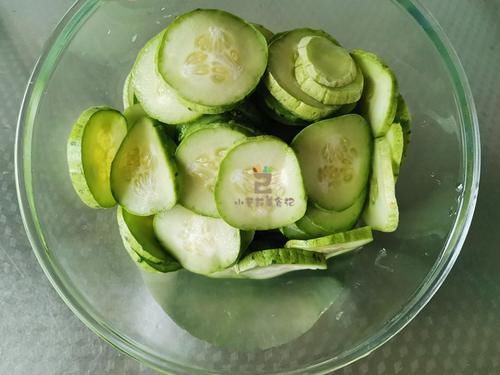 黄瓜|夏天，黄瓜5毛1斤，买10斤冷冻保存，冬天炒肉特香，比吃大棚菜强