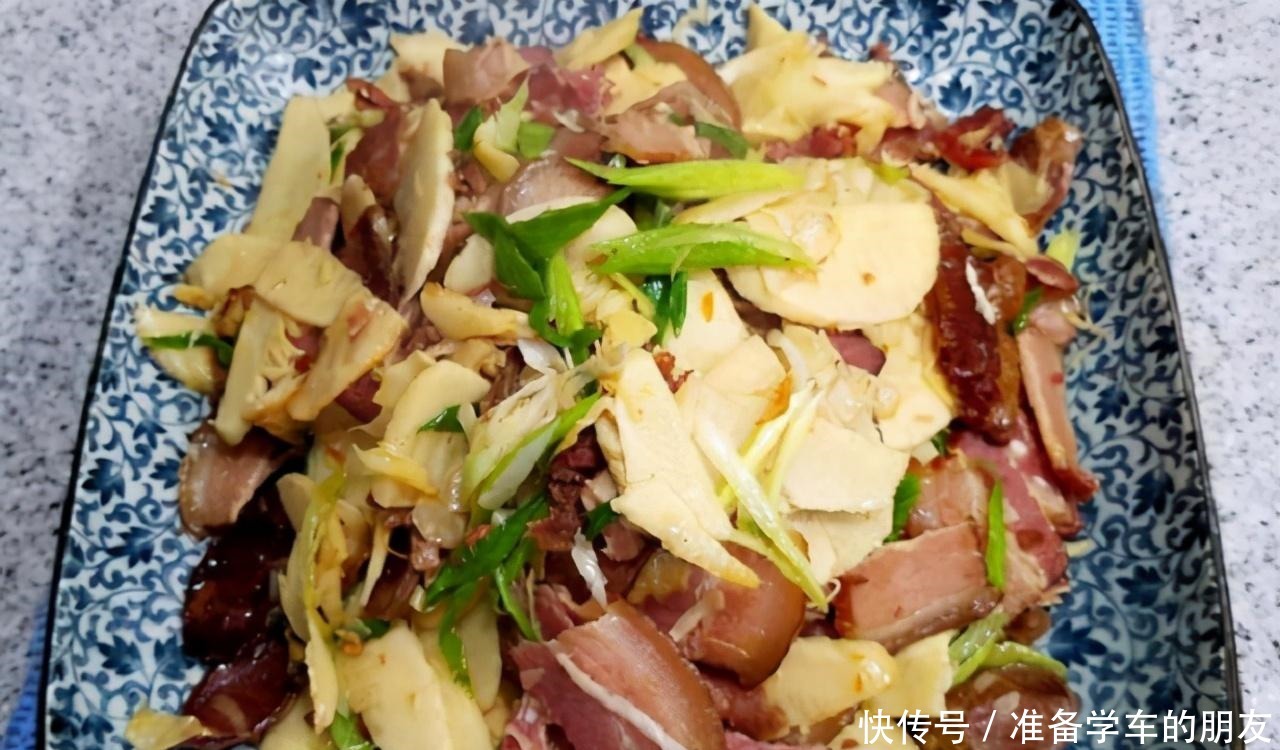 炒腊肉|腊肉一下锅炒就发硬因为你只会傻放油!多加1步,肉嫩鲜香味美
