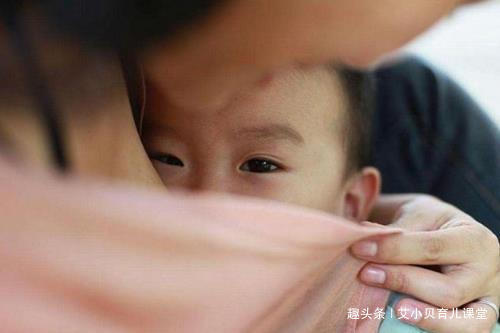 母乳|宝妈地铁上掀衣喂母乳,被大爷大骂没素质,宝妈回怼引乘客称赞