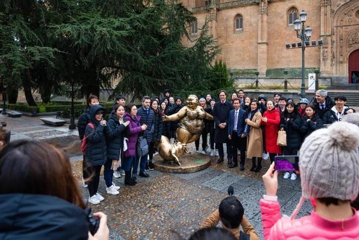 放大|“肥女斗牛”泥稿放大,为西班牙而作