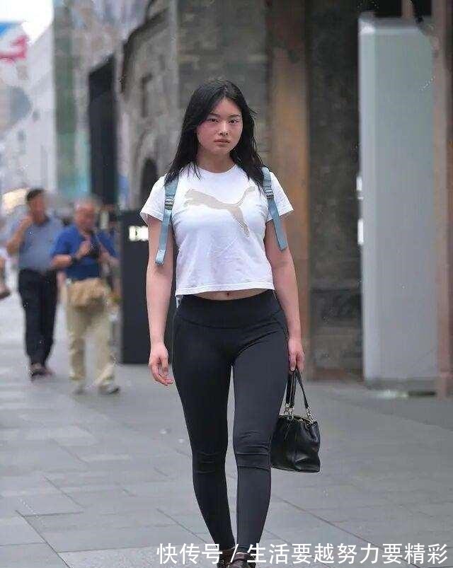 打底裤 超时髦的打底裤穿搭,个性靓丽又显身材,真佩服她!