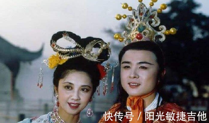 电话点歌,神仙打架,节目表演到一半去敲钟,曾经的春晚有多会玩