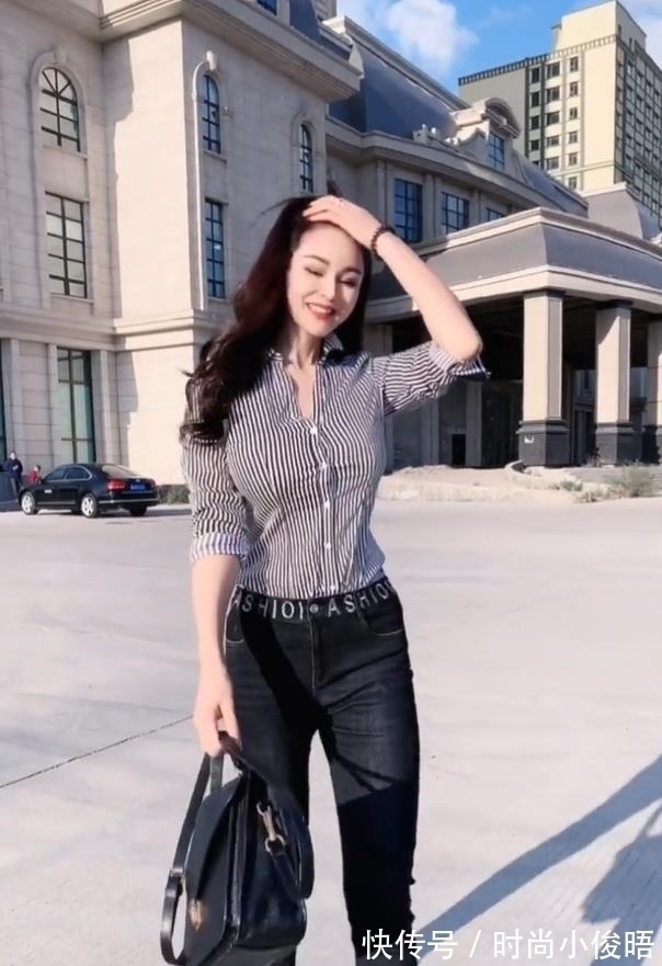 女孩 条纹衬衫配上牛仔裤,值得高挑女孩试上一试