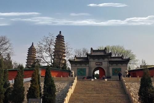 山西太原一座标志性寺庙，内有13层楼阁式空心砖塔