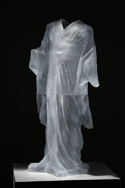 时装秀|艺术家用500斤玻璃做出重磅婚纱,惊艳时装秀,网友吐槽透明的怎么穿