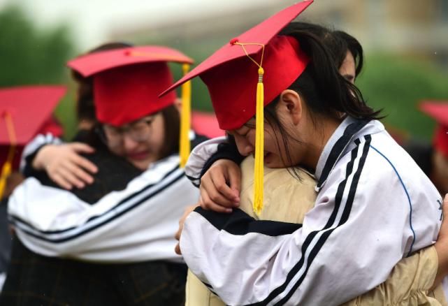 补课费水涨船高，学生一年补课多则数万元，家长们有苦难言