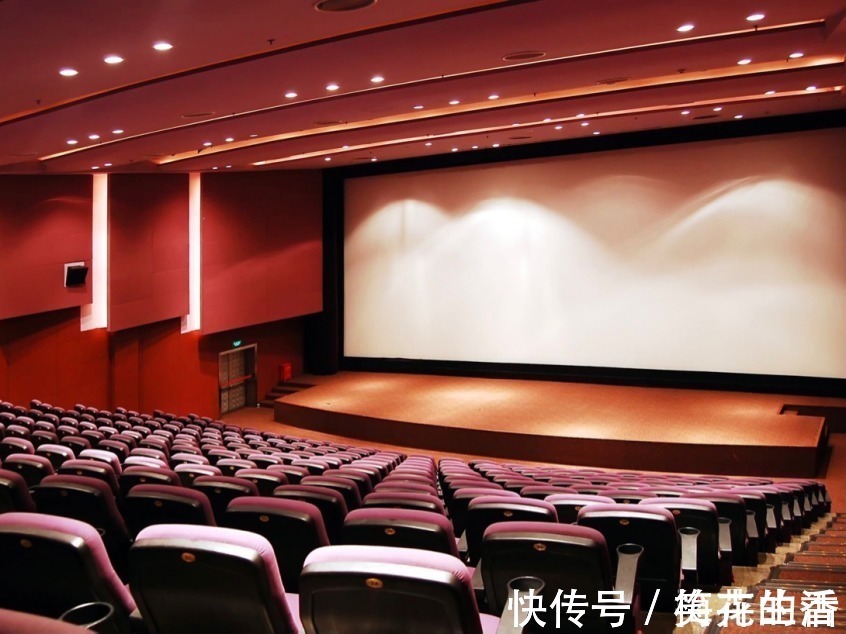 小孩|男童踢坏电影屏幕,影院索赔巨款,熊孩子闯祸该谁背锅