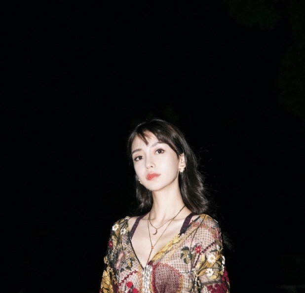 脱鞋 baby挑战“高跟拖鞋”,鞋子不顾脚后跟,走路只能靠驱!