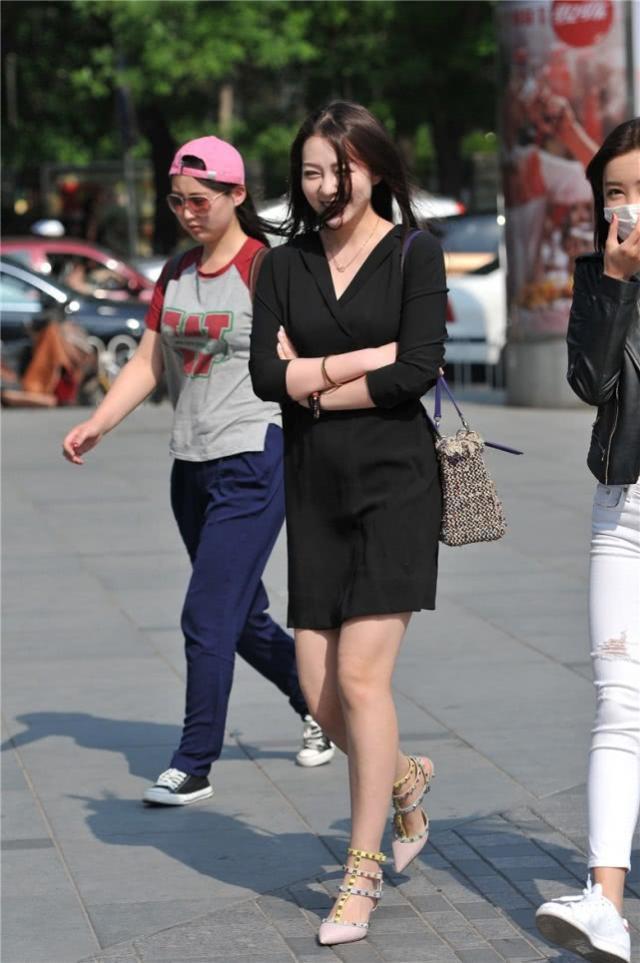 街拍：清新靓丽的时尚美女，灰色连衣裙柔美大方，活力十足