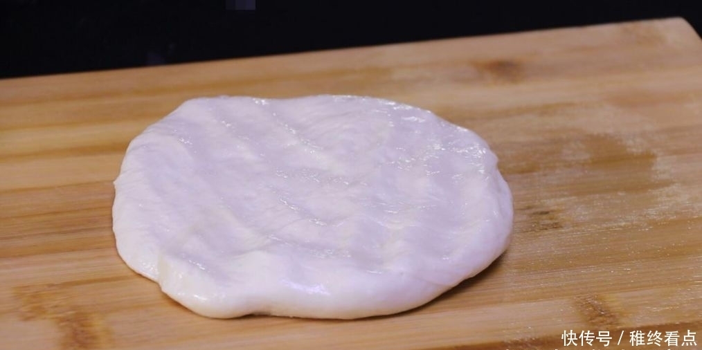 这是椒盐酥饼的做法,咸香可口,外皮超酥,轻轻一碰就掉渣