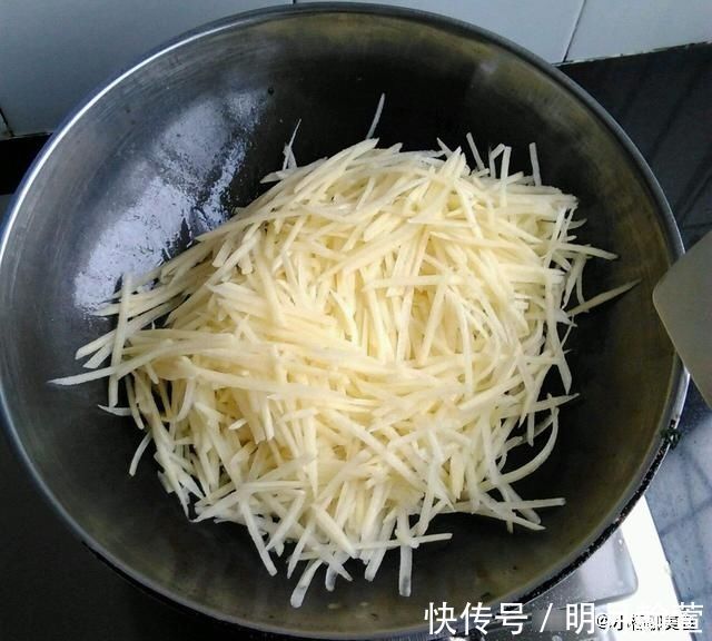 土豆丝下锅前,做好这3个步骤,炒出来不粘锅,又脆又嫩又爽口!