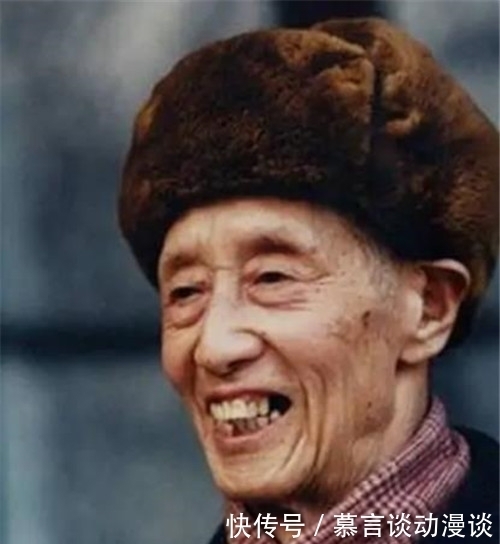 农民诗人臧克家98岁去世，骨灰一分为四，为何一份与仆人合葬？