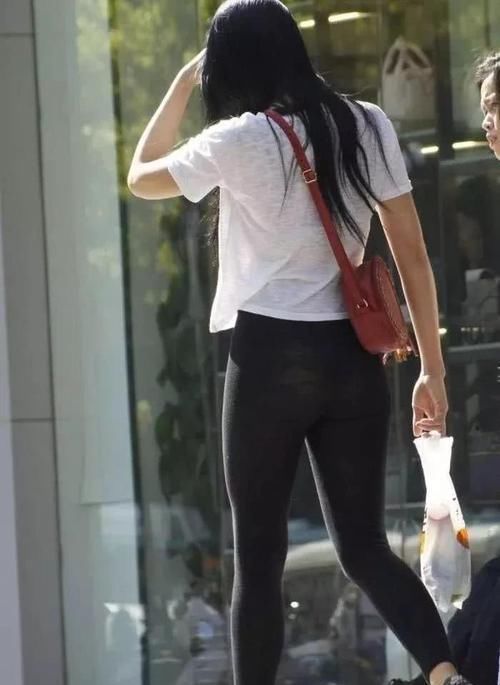彰显|街拍美女时尚修身紧身裤,穿出好身材,彰显成熟女人味