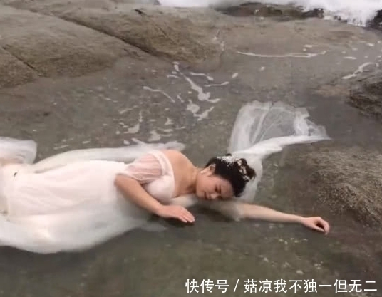 新娘优雅地在水中,一阵浪却改变模样,成片惊艳