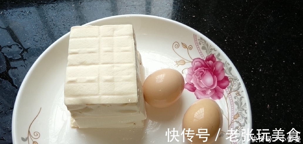 豆腐中打入2个鸡蛋，没想到这么好吃，鲜嫩味美，上桌汁都不剩